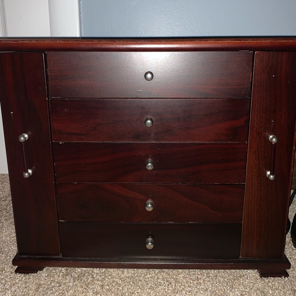 Hi everyone I am selling a cherry wood jewelry box